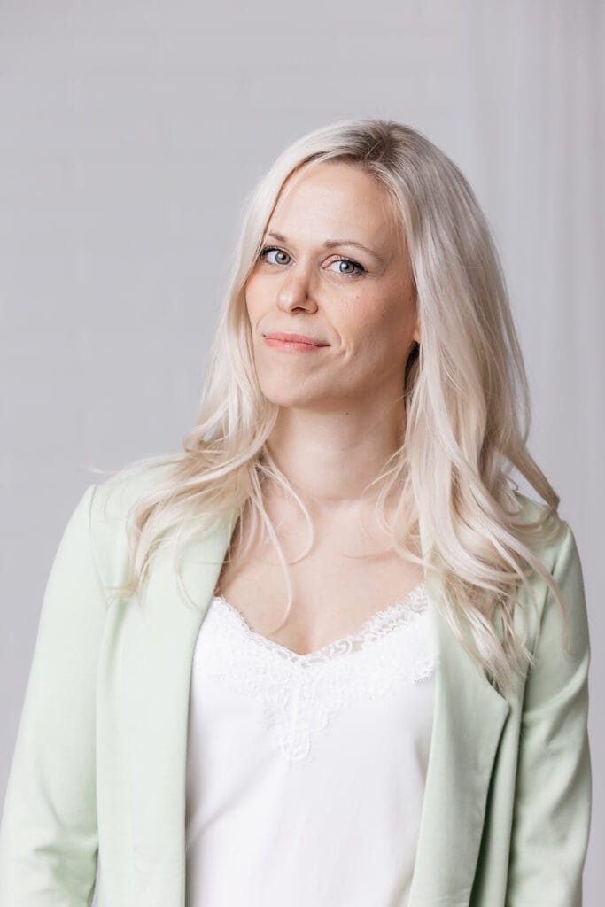 Jenni Katariina Kähkönen, myynnin ammattilainen, Digisihteerit-tiimin perustaja ja yrittäjä, sekä visionäärinen valmentaja